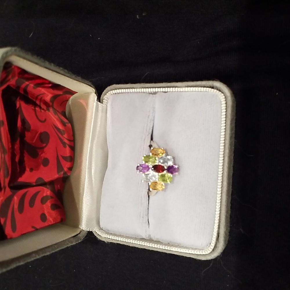 Delicately Crafted Multicolored Gemstone Floral Look Ring.